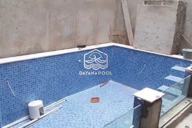 kolam renang minimalis dengan keramik berwarna biru
