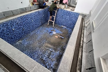 pemasangan keramik roman kolam renang oleh dayanapool