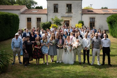 Photographie du groupe d'invités au mariage