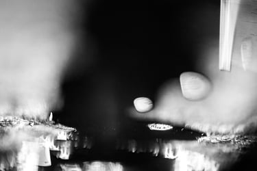 fotografia en blanco y negro de elementos sutiles de agua y luz