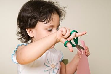 enfant qui coupe du papier