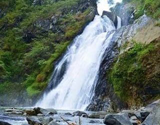 Kolam alami Curug Barong dengan air jernih dan formasi bebatuan tebing yang asri, destinasi trekking populer di gugusan Curug
