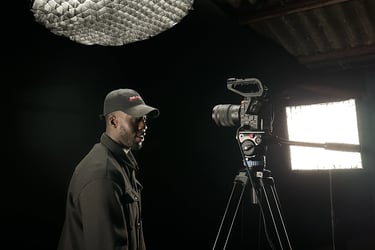 tournage dans un studio sur fond noir avec du matériel cinema