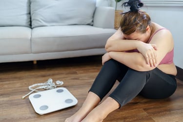femme assise tete sur le genoux