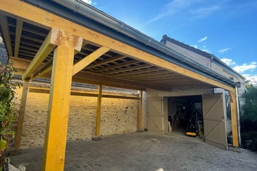 Construction d’un auvent en charpente bois avec gouttière — Saint-Germain-en-Laye (78)