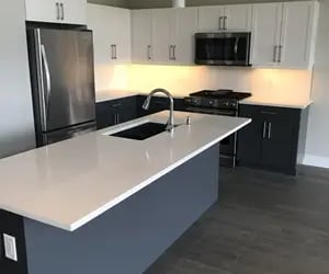 Two-tone kitchen cabinets in Kelowna – custom design by KitchenRTA.ca