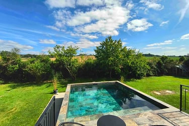 piscine et jardin de la love room en bretagne