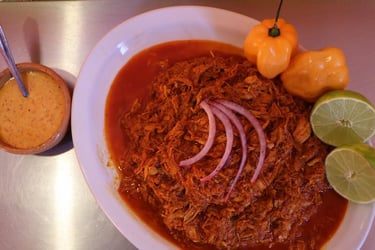 Imagen de un plato de cochinita pibil