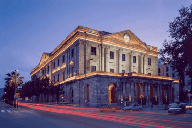 El histórico edificio de la Llotja de Mar, en Barcelona, iluminado al atardecer