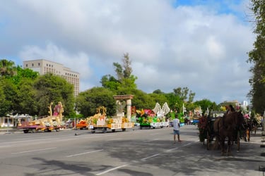 Preparación de carros para la batalla de las flores en Valencia