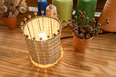 Petite lampe tissée à la main.