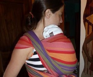 femme portant son bébé en écharpe sur le ventre
