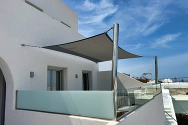 Τέντες και Ανοξείδωτα Συστήματα Σκίασης στη Σαντορίνη απο τη META METAL