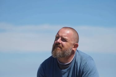 Raphaël Pacchiani : coupeur de feu et magnétiseur, pensif, océan en  fond.