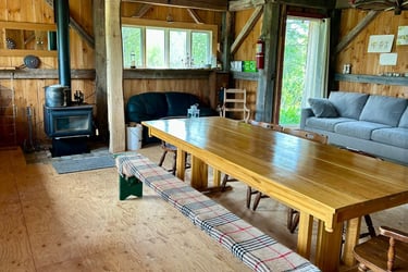 Salle commune d'une cabane en bois.