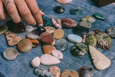 Piedras presiosasn de diferentes tamanos sobre una mesa