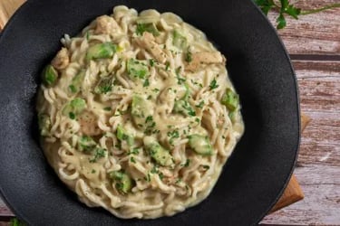 Macarrão Shirataki com molho branco, frango e cogumelos