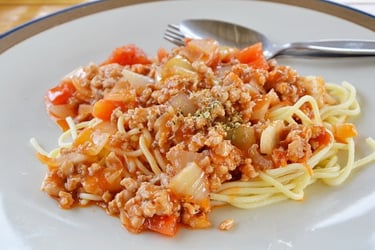 Macarrão Shirataki com bolonhesa, cogumelos e azeitonas