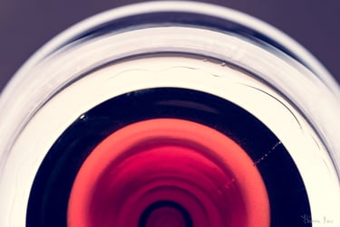 Vagues lumineuses dans un verre de vin, résonance cosmique et fluidité vibrante