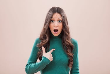 Femme se montrant du doigt : suis-je sujet à la dépendance affective ?