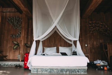 HotelArt: Μοντέρνο Μίνιμαλ Κρεβάτι με Ουρανό - Λευκό - Ξενοδοχειακός Εξοπλισμός Κρεβάτια με Ουρανό