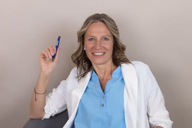 jana wappler sitzend und lächelnd mit kunden und klienten sprechend