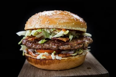 AI obrađena fotografija hamburgera kao samostalnog proizvoda, prilagođena za digitalni marketing i oglašavanje