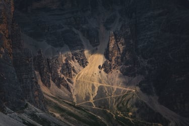 Chemin illuminé sous le Tofana di Rozes