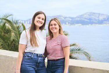 two girlfriends smiling at anse de la fausse monnaie marseille