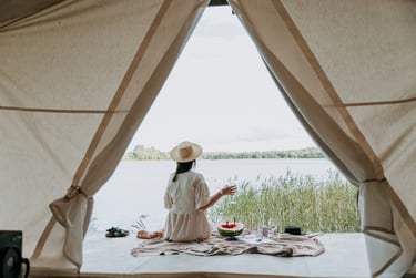 eine Frau in einem Zelt mit Picknicktisch