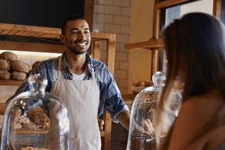 Interior de un restaurante lleno de clientes disfrutando de su comida