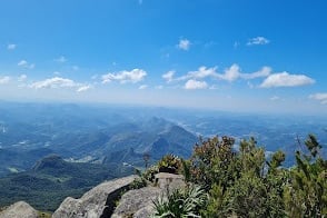 Vista panorâmica do Pico da Caledônia em Nova Friburgo com mar de nuvens..