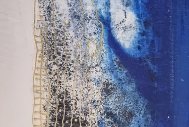 bord d'un tableau abstrait représentant une vague réhaussée de motifs dorés