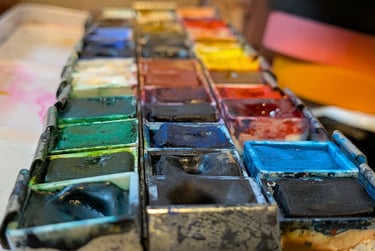 Macro foto van een aquarel pallet met napjes verf