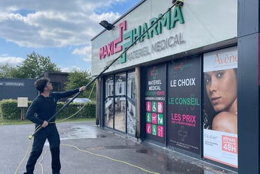 nettoyage d'un bardage de commerce par l'as des carreaux