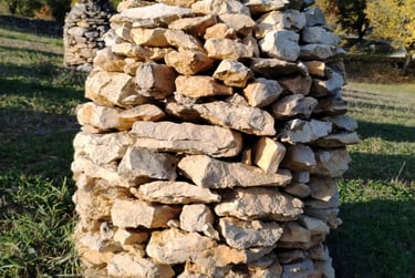 Structures de pierres dans le pré