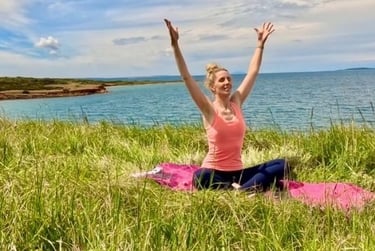 Im Einklang mit Natur & Körper – Yoga jederzeit im Alltag, hier auf der Wiese oberhalb der Klippen