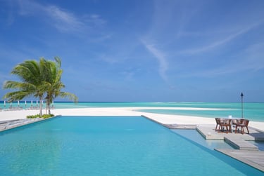 Four Seasons Landaa Giraavaru Maldives blu pool
