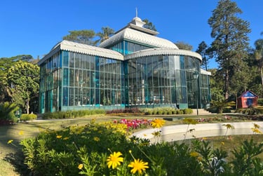 Monumento histórico Palácio de Cristal cercado por jardins em Petrópolis.