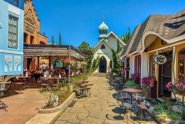 Pátio gastronômico da Vila St. Gallen com estilo europeu em Teresópolis.