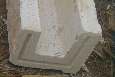 Detalhe da calha de agua pluvial nova em pedra do Centro de Criação em Suask, Croácia