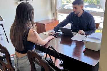 kinesiólogo realizando entrevista y evaluación previa a los tratamientos
