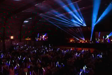 un grand groupe de personnes debout autour d'une scène