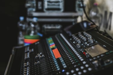 une planche de son et un microphone