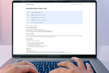 laptop mock-up voor Missie van Kampkompas