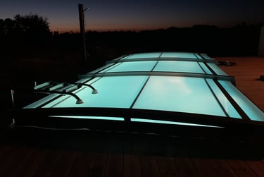 Neo 18 lågt pooltak med transparent polykarbonat – diskret och energisparande
