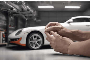 en burk mechanic wipes på arbetsbänken, redo för snabb rengöring 