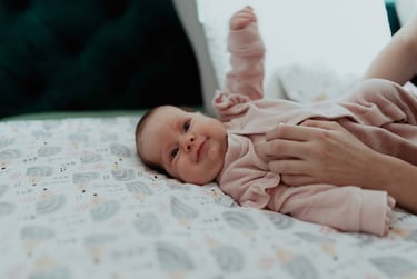 Uśmiechnięte dziecko w trakcji domowej sesji