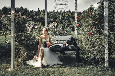 Para ślubna podczas sesji plenerowej w ogrodzie, fotografia ślubna na świeżym powietrzu