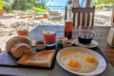 Petit déjeuner au restaurant de l’hôtel Ocean Lodge sur la plage à la Baie de Sakalava à Diego-Suarez Madagascar